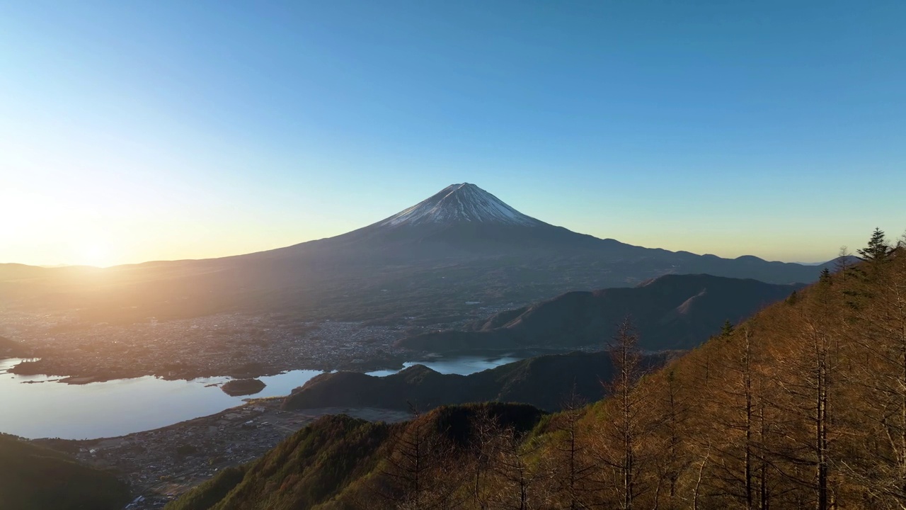 鸟瞰日出时的川口湖和富士山，日本。视频素材