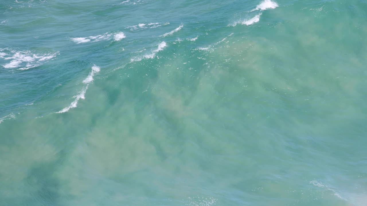 海浪冲击海岸视频素材