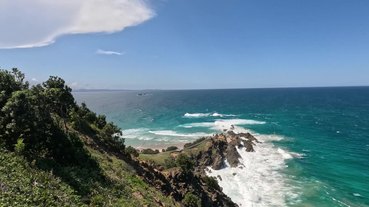 海岸景观:海浪撞击岩石视频素材