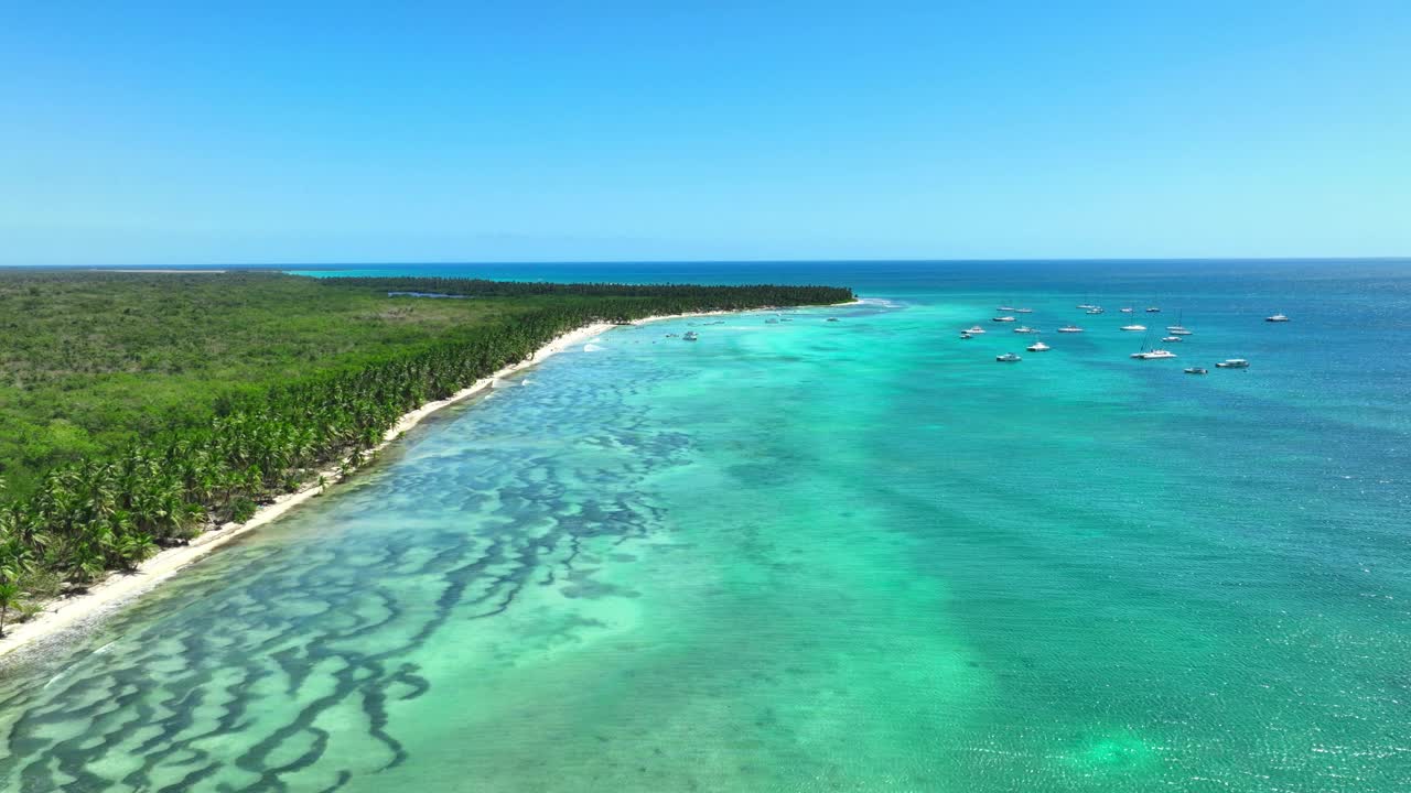 多明尼加共和国索那岛拥有野生的热带海滩和双体船，在加勒比海空中俯瞰全景，是旅游和放松的异国目的地视频素材