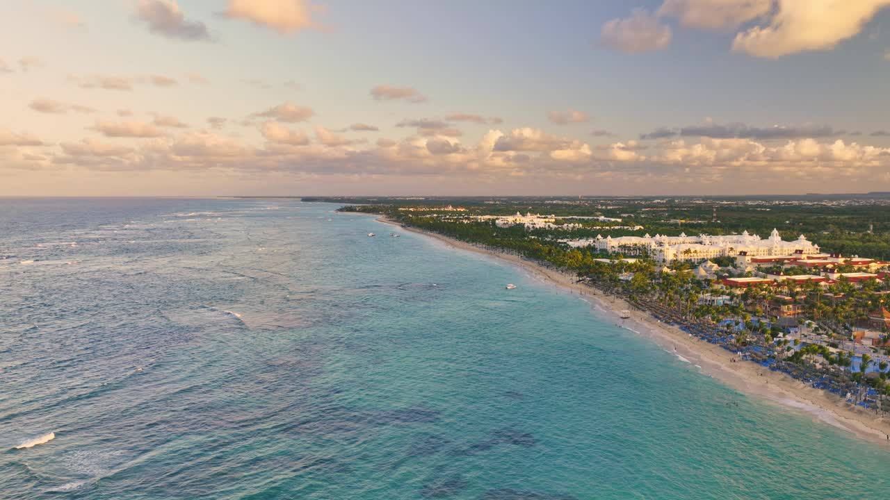 热带海景全景视图在加勒比海海滩度假胜地巴瓦罗，蓬塔卡纳，多米尼加共和国空中戏剧性的日出视图视频素材