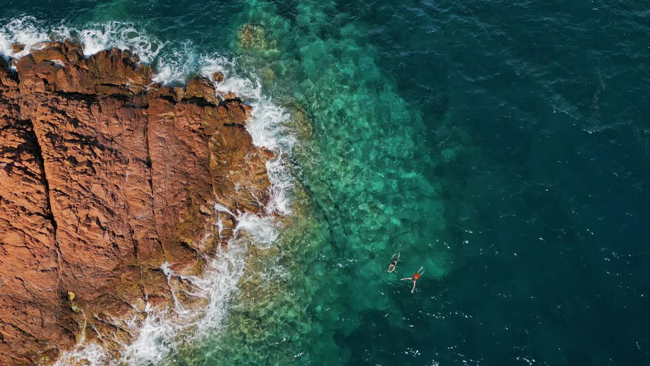 一对夫妇在地中海海岸游泳的鸟瞰图视频素材