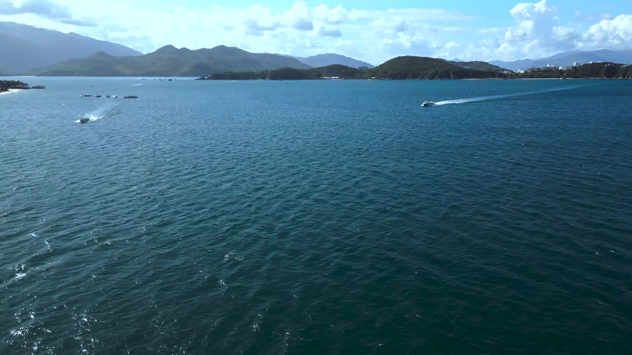 快艇漂浮在岛屿之间的海面上。视频素材