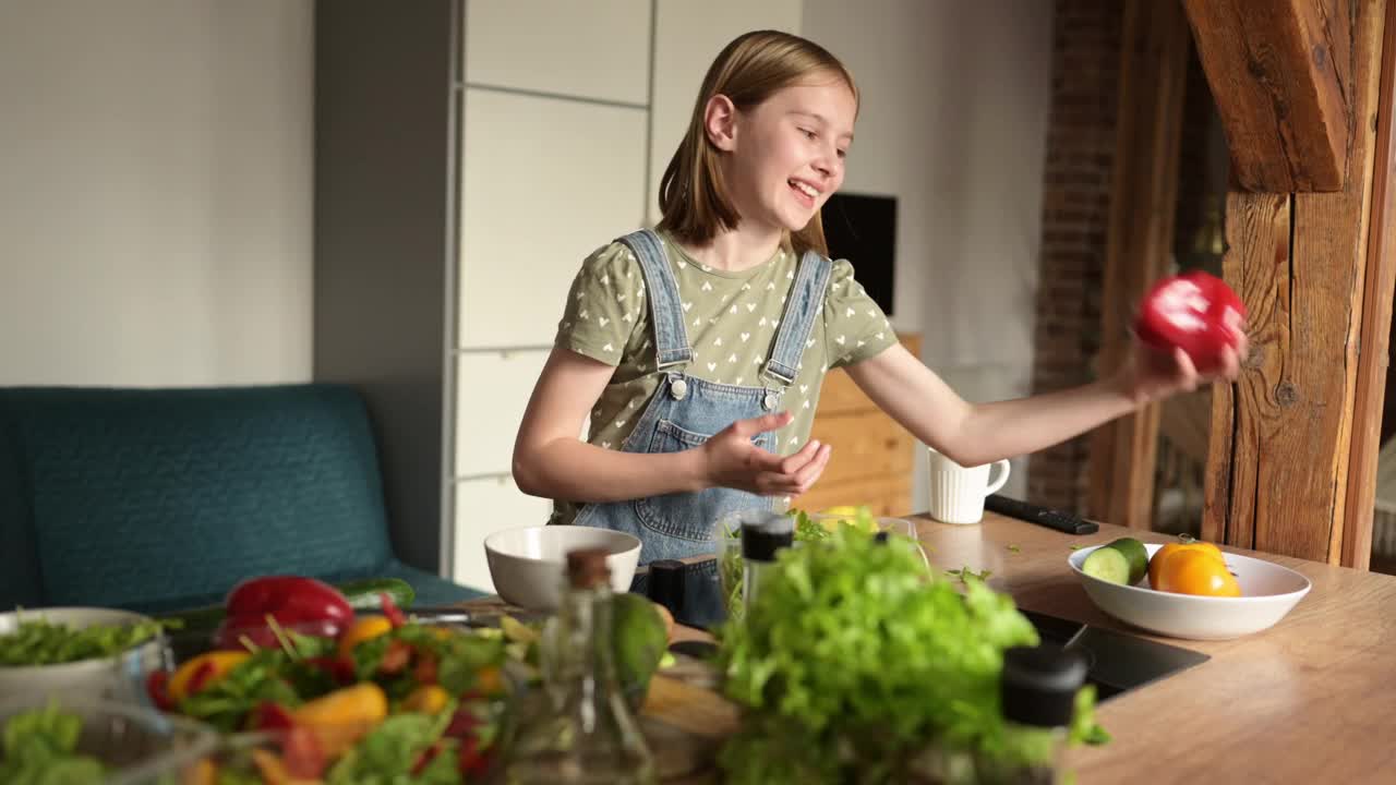 可爱微笑的小女孩正在做新鲜健康的蔬菜食品视频素材