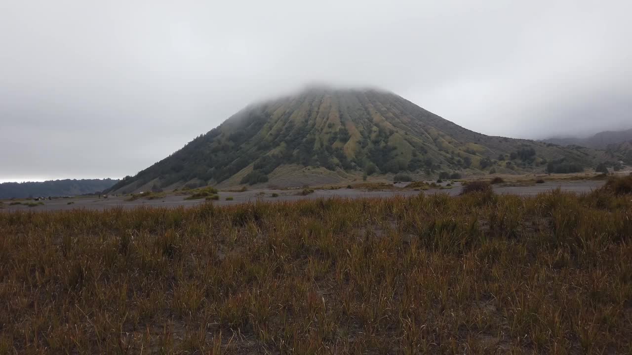 布罗莫山周围地区的沙海。背景中可以看到巴托克火山火山口视频素材