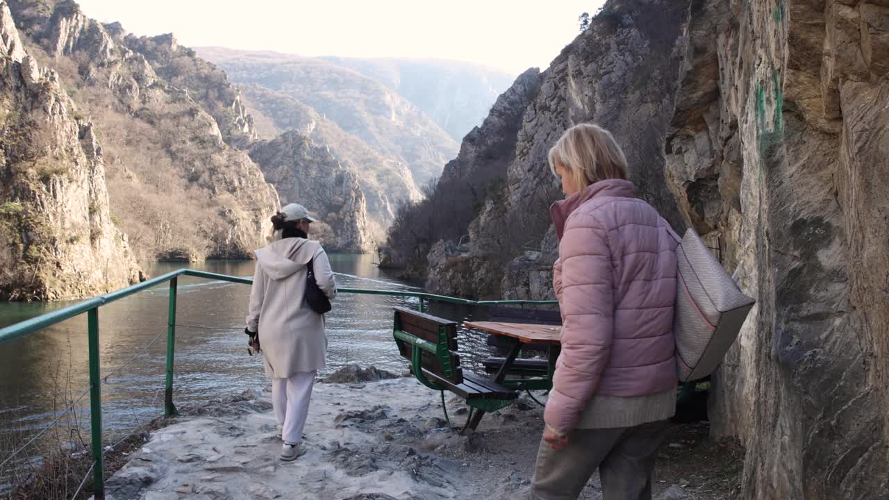 探索峡谷:两个女性朋友在欧洲旅行视频素材