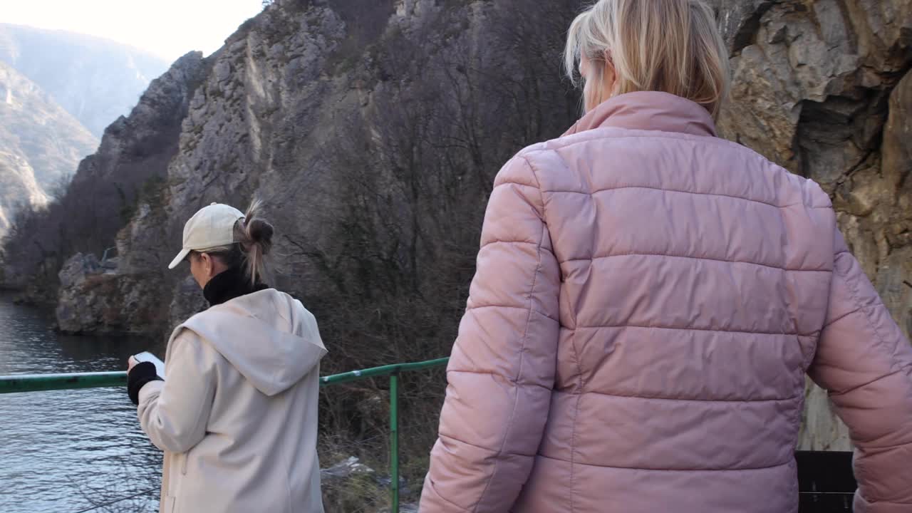 探索峡谷:两个女性朋友在欧洲旅行视频素材