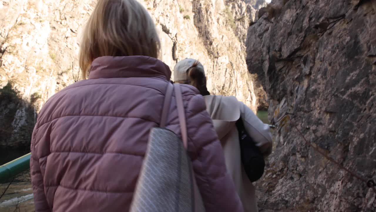 两个女性游客朋友走在峡谷小径上视频素材