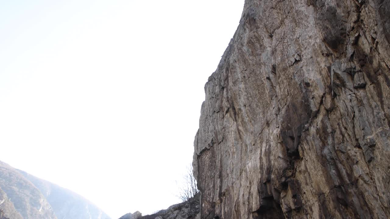 探索峡谷:两个女性朋友在欧洲旅行视频素材