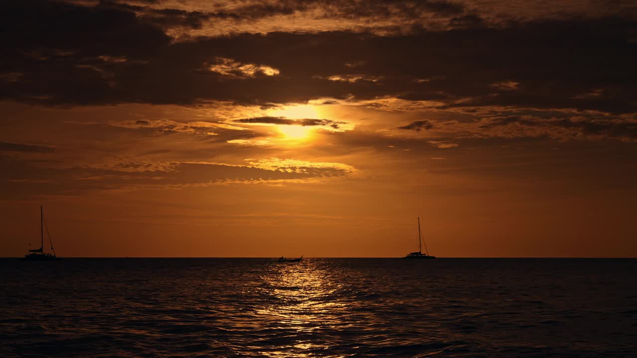 黄昏时的天空，清澈的海洋上有船和云视频素材