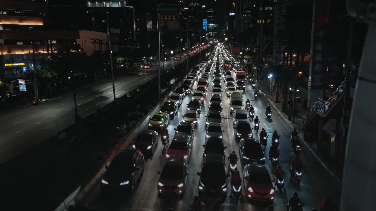 夜晚繁忙街道上灯火通明的建筑物和汽车的城市景观视频素材