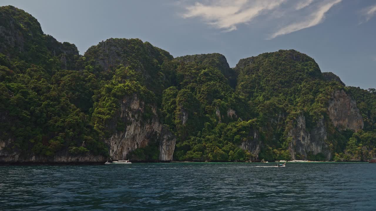 以泰国皮皮群岛的岩石海岸为背景的大海视频素材