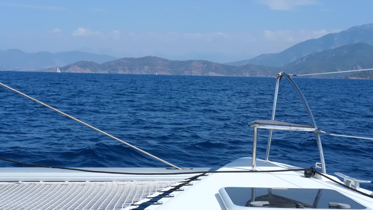 风平浪静的双体船，大海的风景，白色的甲板，海浪，阳光明媚的暑假假期视频素材