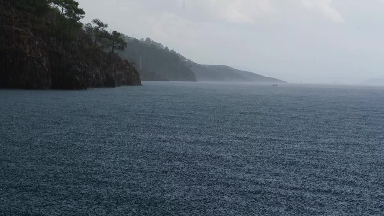 海上雨天，水滴落水，大雨倾盆，风雨交加视频下载