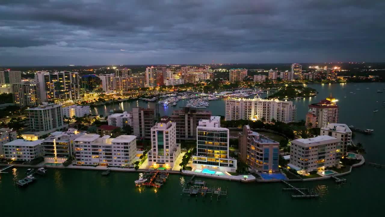 萨拉索塔，佛罗里达州的天际线和海滨在夜间空中视频素材