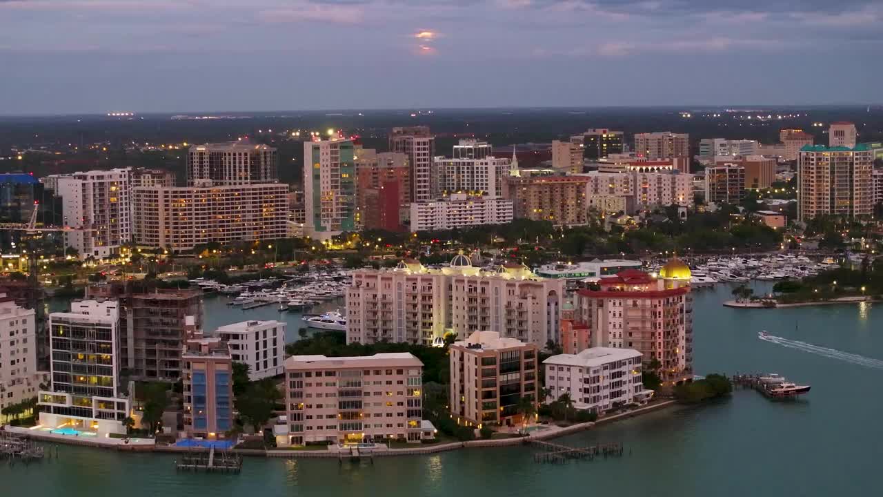 萨拉索塔，佛罗里达州的天际线和海滨在夜间空中视频素材