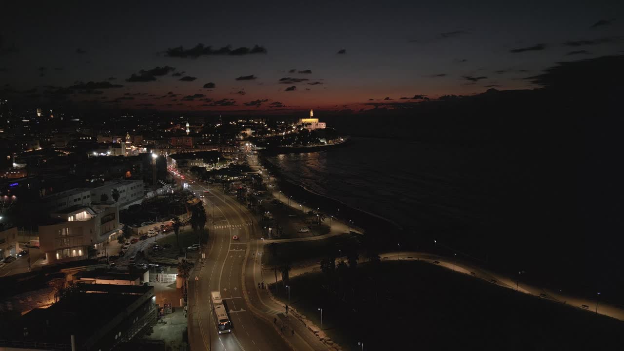 夜间无人机在特拉维夫市的场景与现代天际线和豪华建筑在以色列视频素材