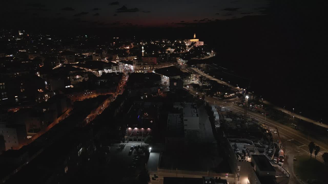 夜间无人机在以色列特拉维夫市上空拍摄的场景视频素材