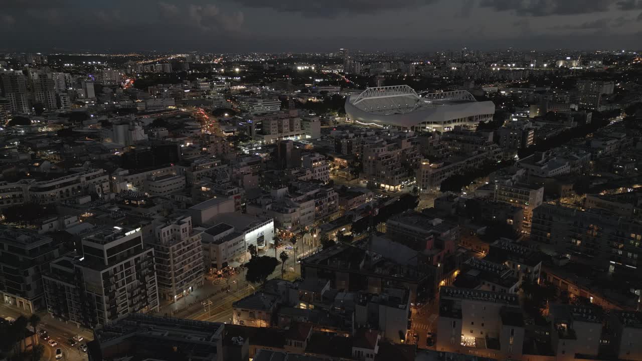 夜间无人机在以色列特拉维夫市的现代建筑和街道交通上的场景视频素材