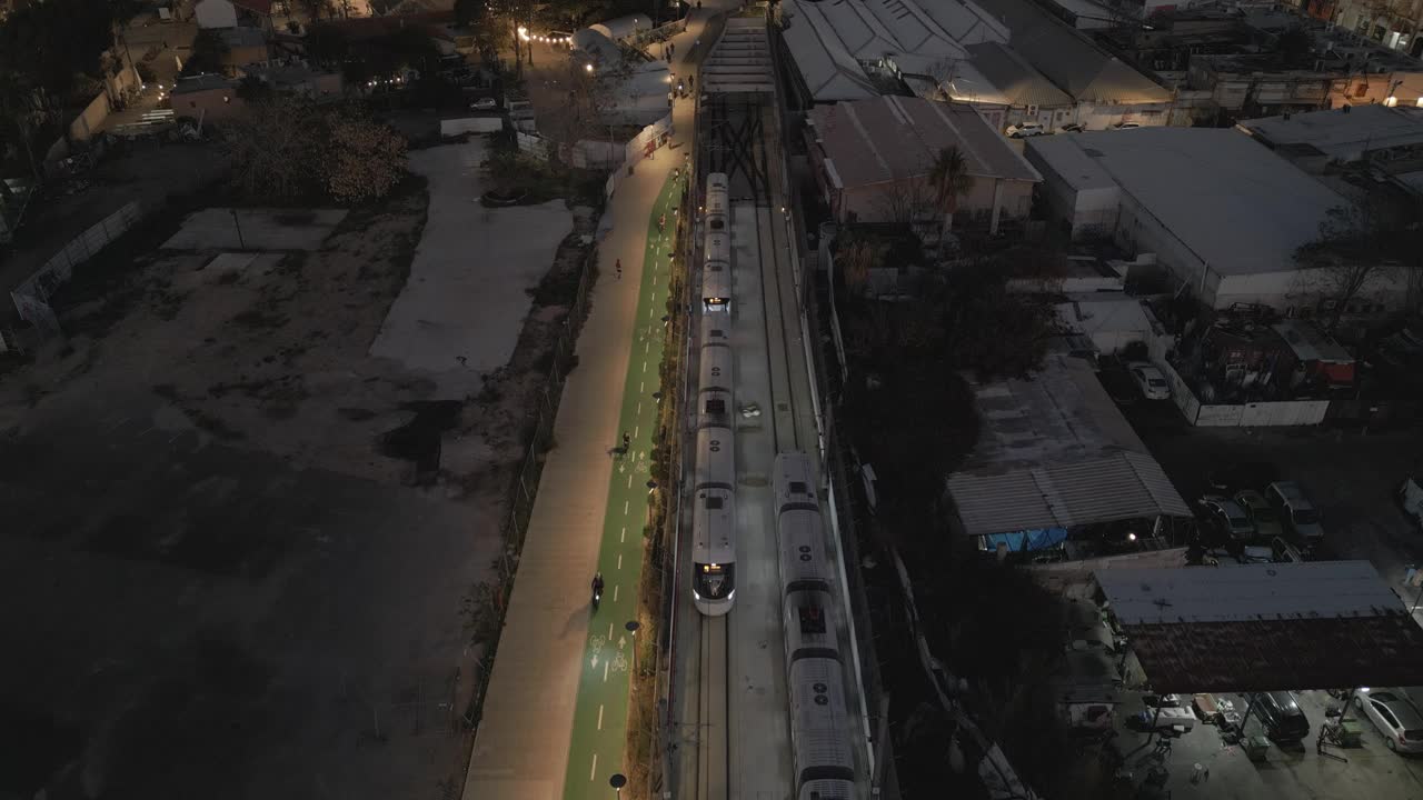 无人机在特拉维夫市上空拍摄的照片显示了以色列夜间的火车、街道交通和现代建筑视频素材