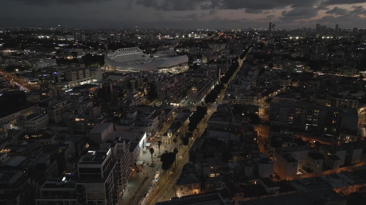 夜间无人机在以色列特拉维夫市的现代建筑和街道上的场景视频素材