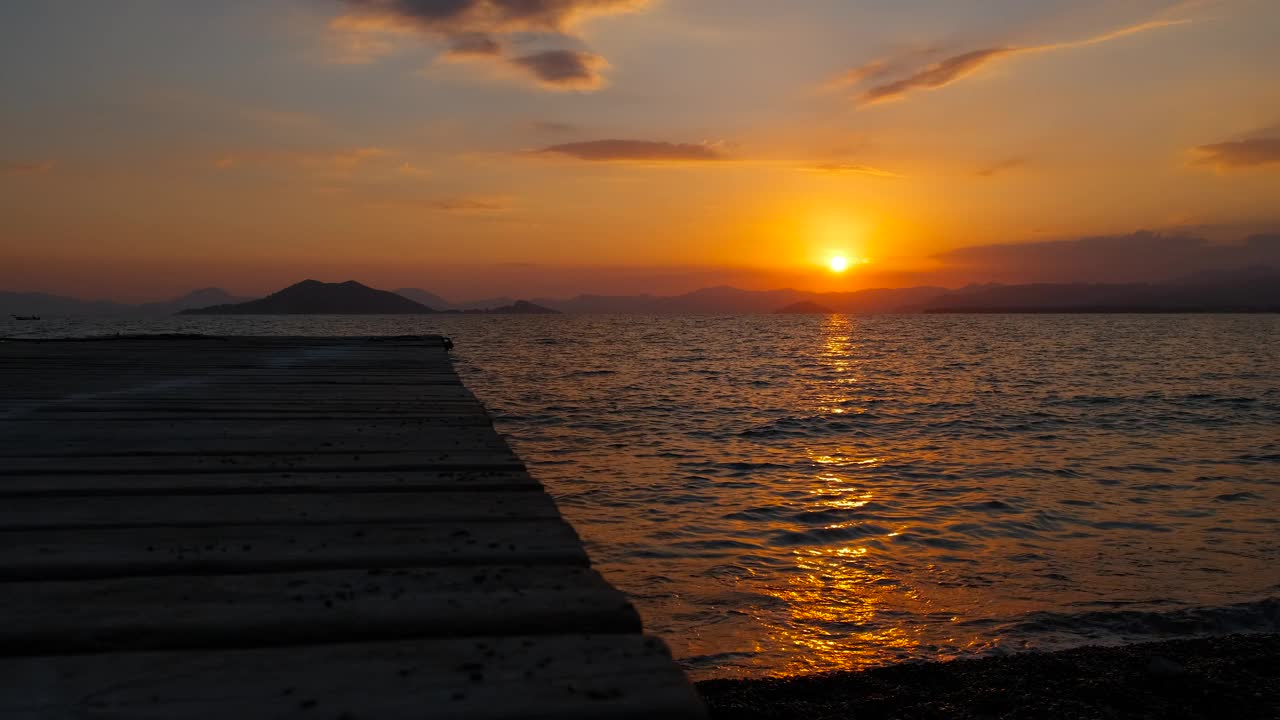 夕阳西下的海上码头。视频素材