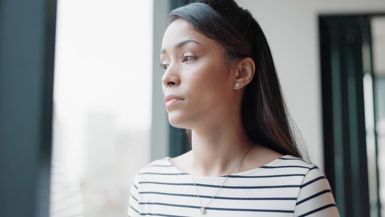 头痛，压力和办公室窗口的商务女性抑郁，眩晕或债务危机。破产，焦虑和悲伤的女企业家过度思考错误，后悔或心理健康紧张视频素材