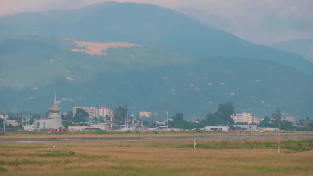 大型客机，客机正在起飞并在天空中飞行视频素材