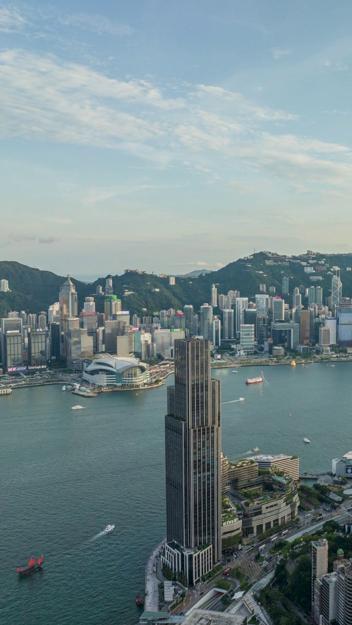 鸟瞰维多利亚港，香港城市的清晨天际线。视频素材