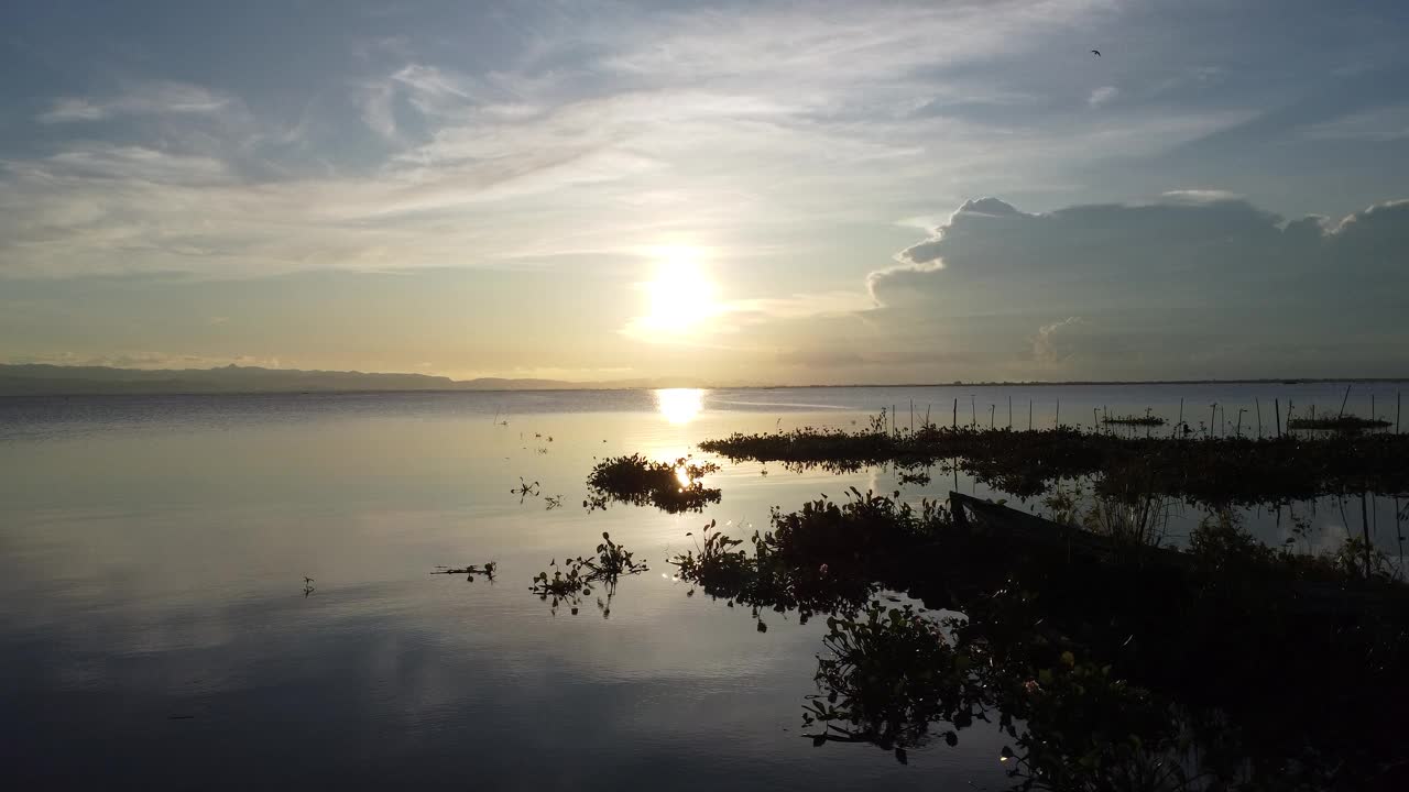 夕阳在湖面上的空中反射视频素材