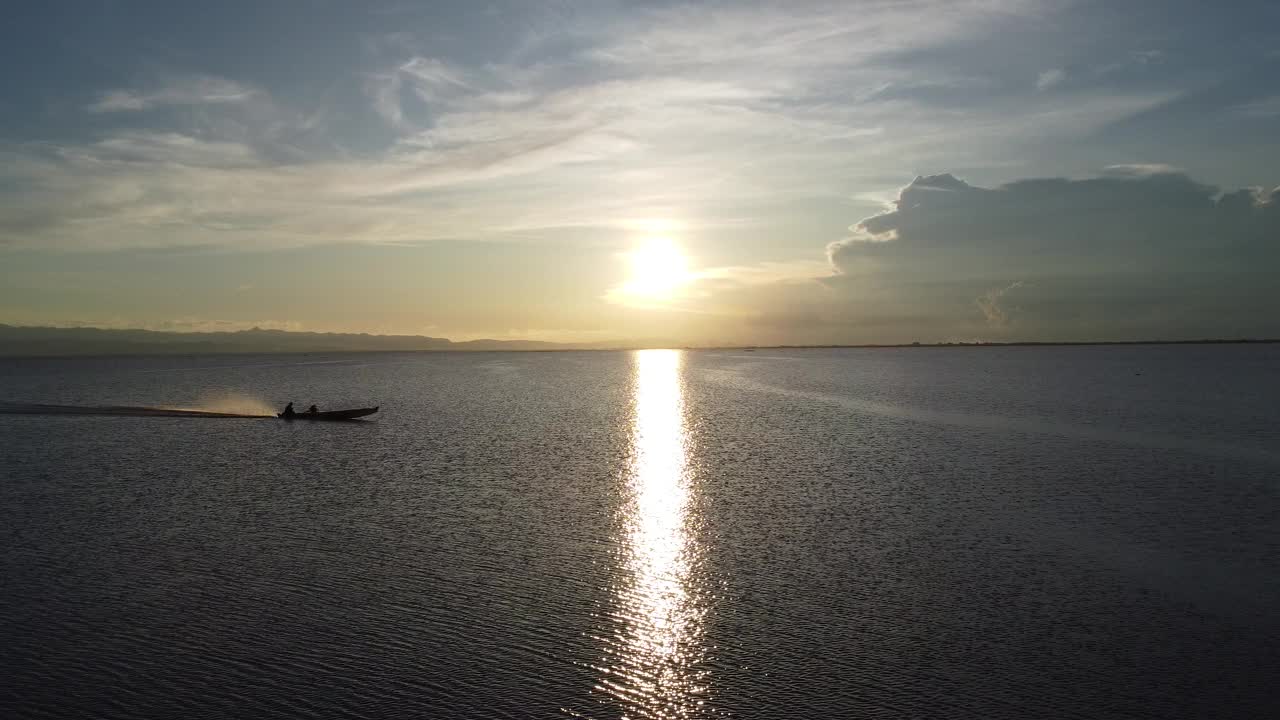 夕阳在湖面上的空中反射视频素材