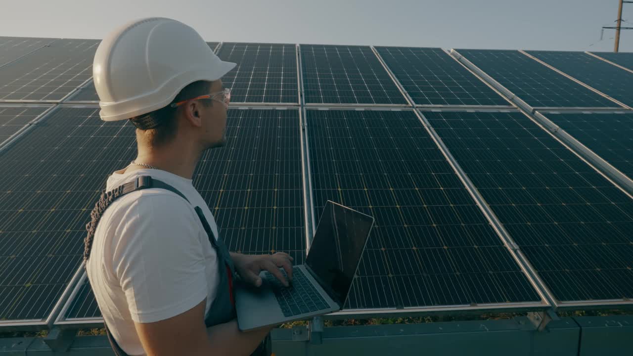 一位可再生能源专家正在检查太阳能电池板的效率。视频素材