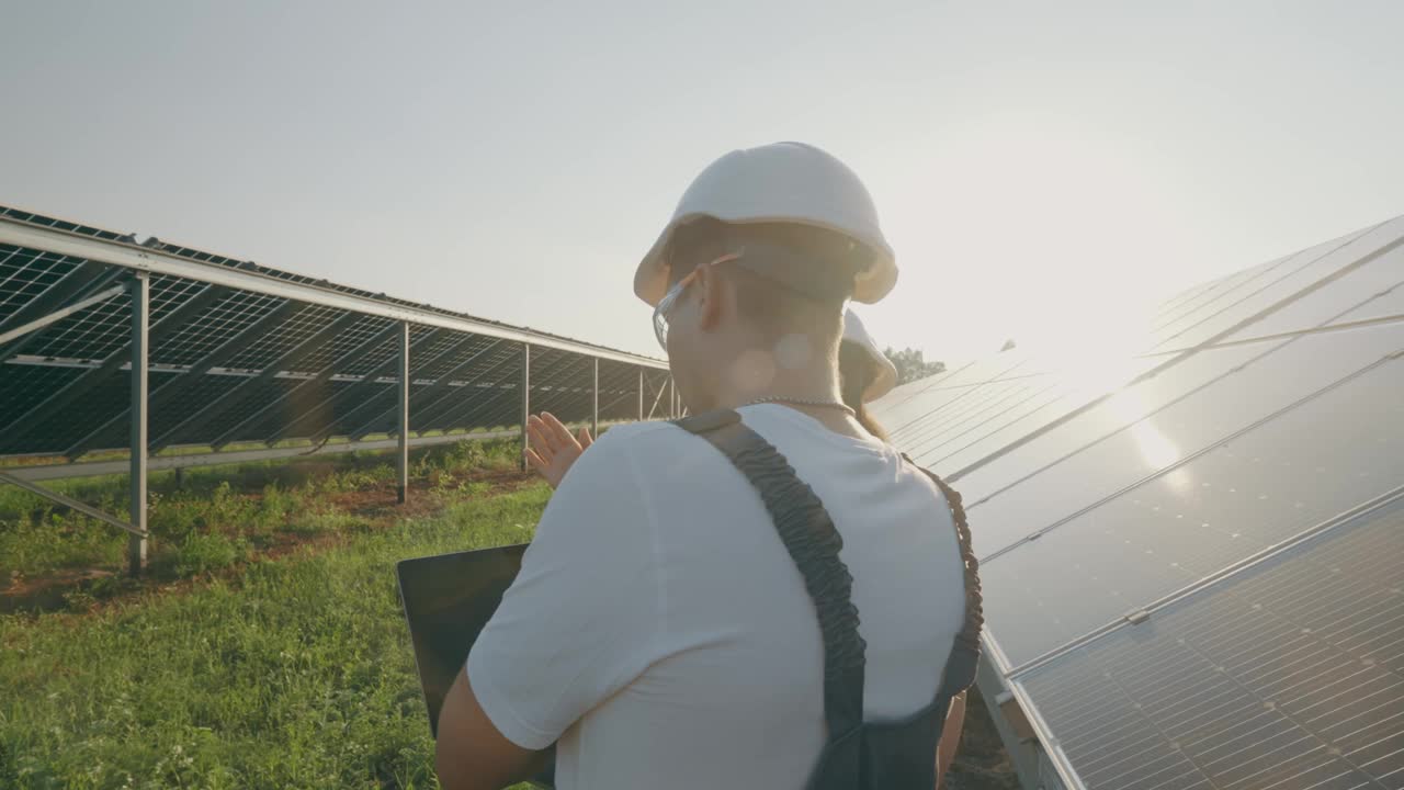 太阳能电池板维修人员分析该站的运行情况视频素材