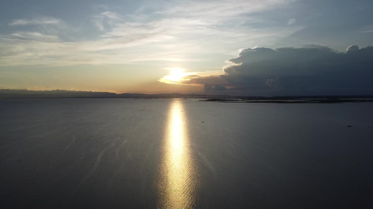 夕阳在湖面上的空中反射视频素材