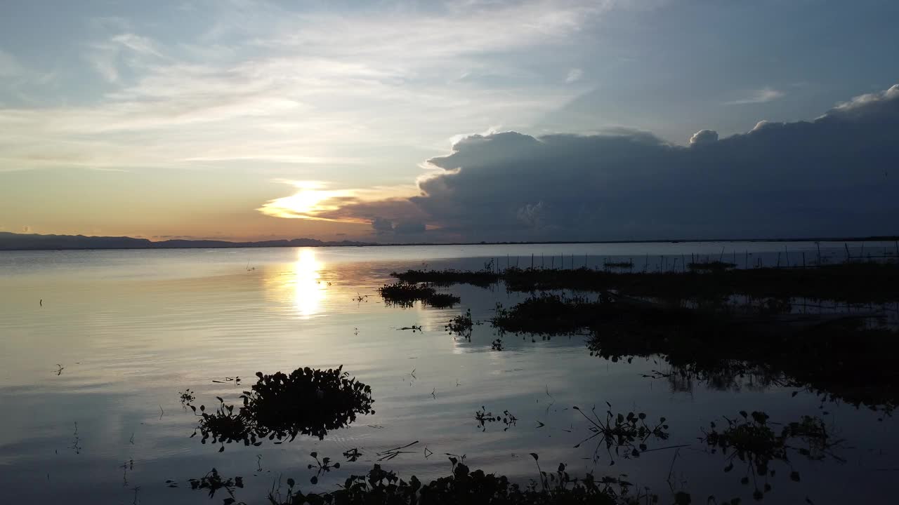 夕阳在湖面上的空中反射视频素材