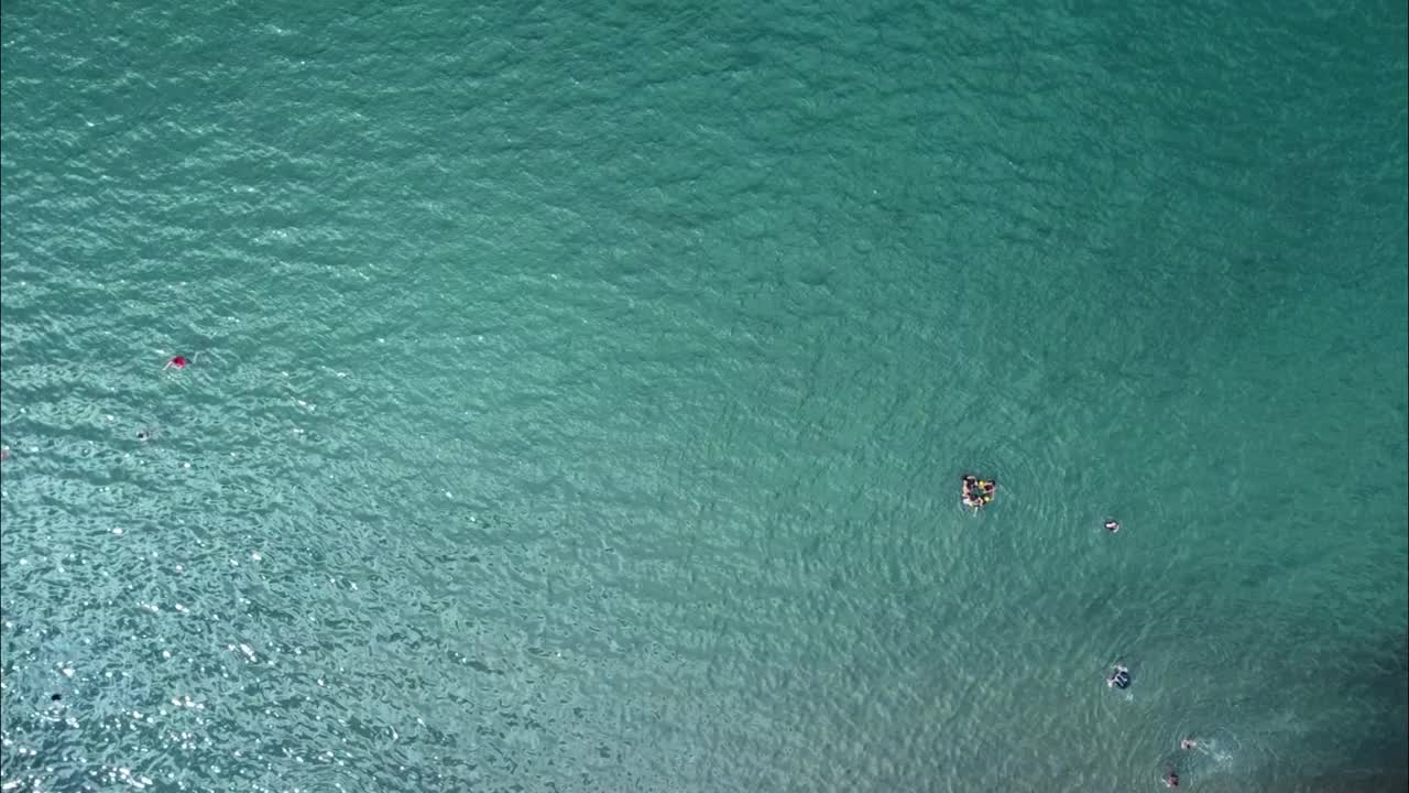 人们用内胎在海里游泳。视频素材