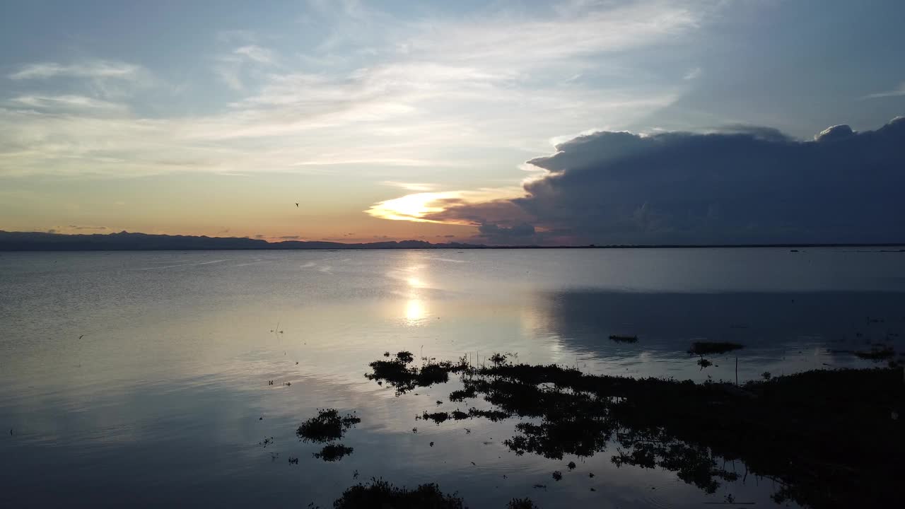 夕阳在湖面上的空中反射视频素材