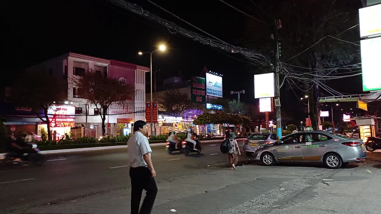 越南芹苴市夜晚的街头生活。视频素材