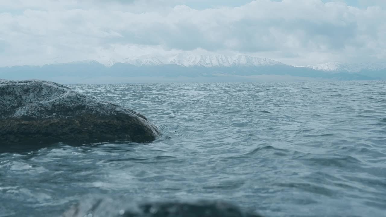 凉爽和安静的海浪赛拉姆湖。视频素材