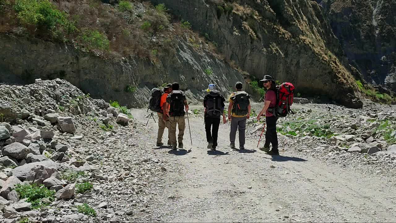 一小群登山者。徒步旅行的人视频素材