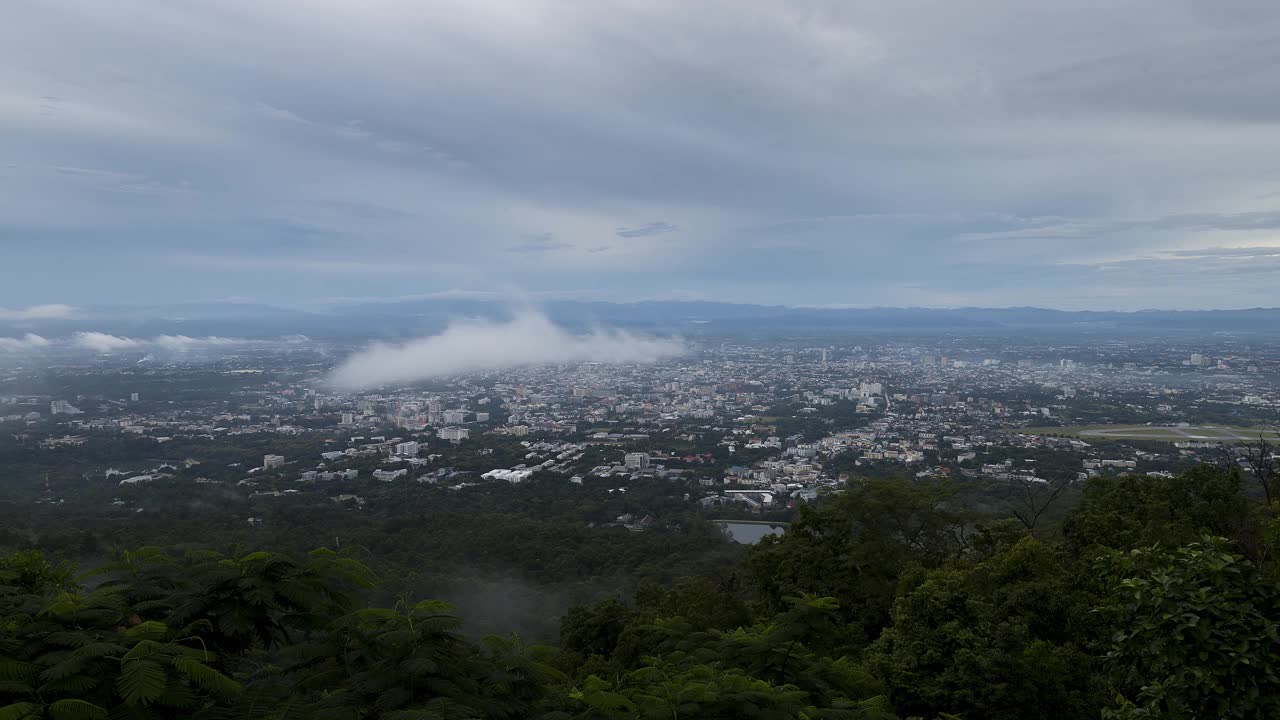 薄雾在晚上消散之前在城市上空飘过。雾笼罩着城市，城市笼罩在雾中。视频下载