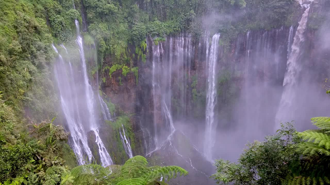 Tumpak Sewu，也被称为Coban Sewu，是位于印度尼西亚东爪哇的层叠瀑布。视频下载