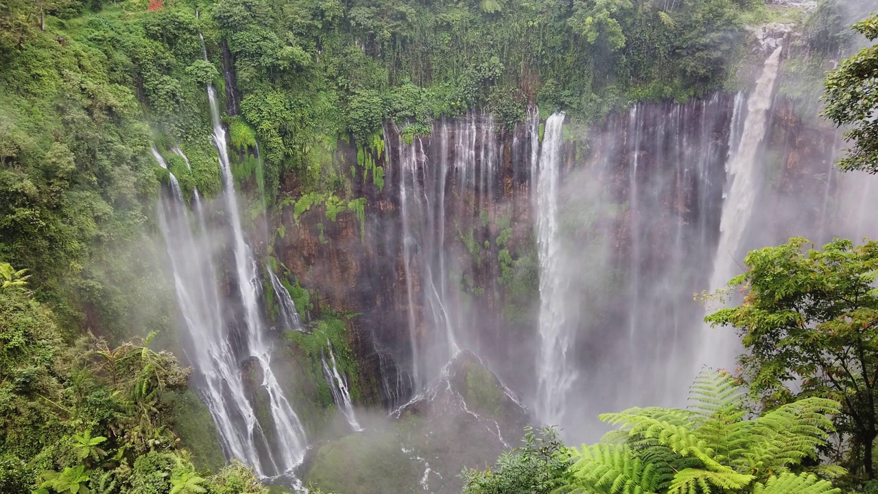 Tumpak Sewu，也被称为Coban Sewu，是位于印度尼西亚东爪哇的层叠瀑布。视频下载