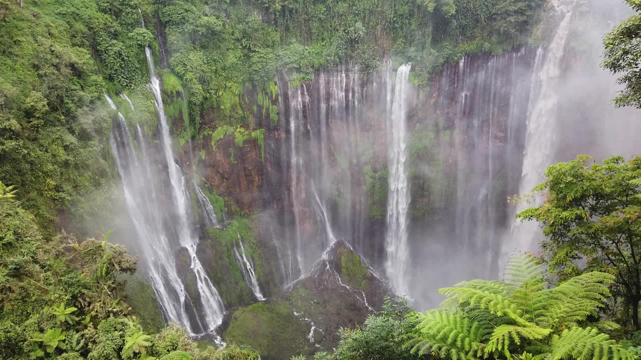 Tumpak Sewu，也被称为Coban Sewu，是位于印度尼西亚东爪哇的层叠瀑布。视频下载