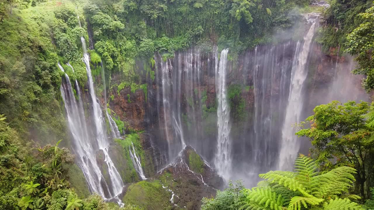 Tumpak Sewu，也被称为Coban Sewu，位于印度尼西亚东爪哇的层叠瀑布。视频下载