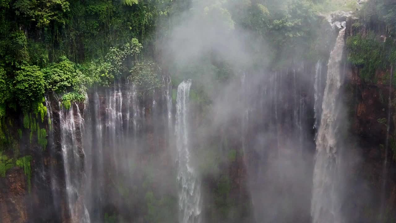 Tumpak Sewu的慢动作，也被称为Coban Sewu，一个位于印度尼西亚东爪哇的分层瀑布。视频下载