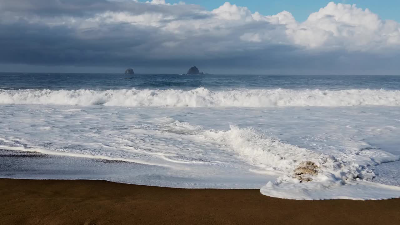 苏库马德海滩的海浪和蓝色的海水，这是新海龟孵化的地方视频下载