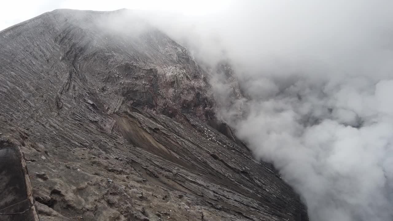 东爪哇Bromo火山火山口喷出的烟雾视频下载