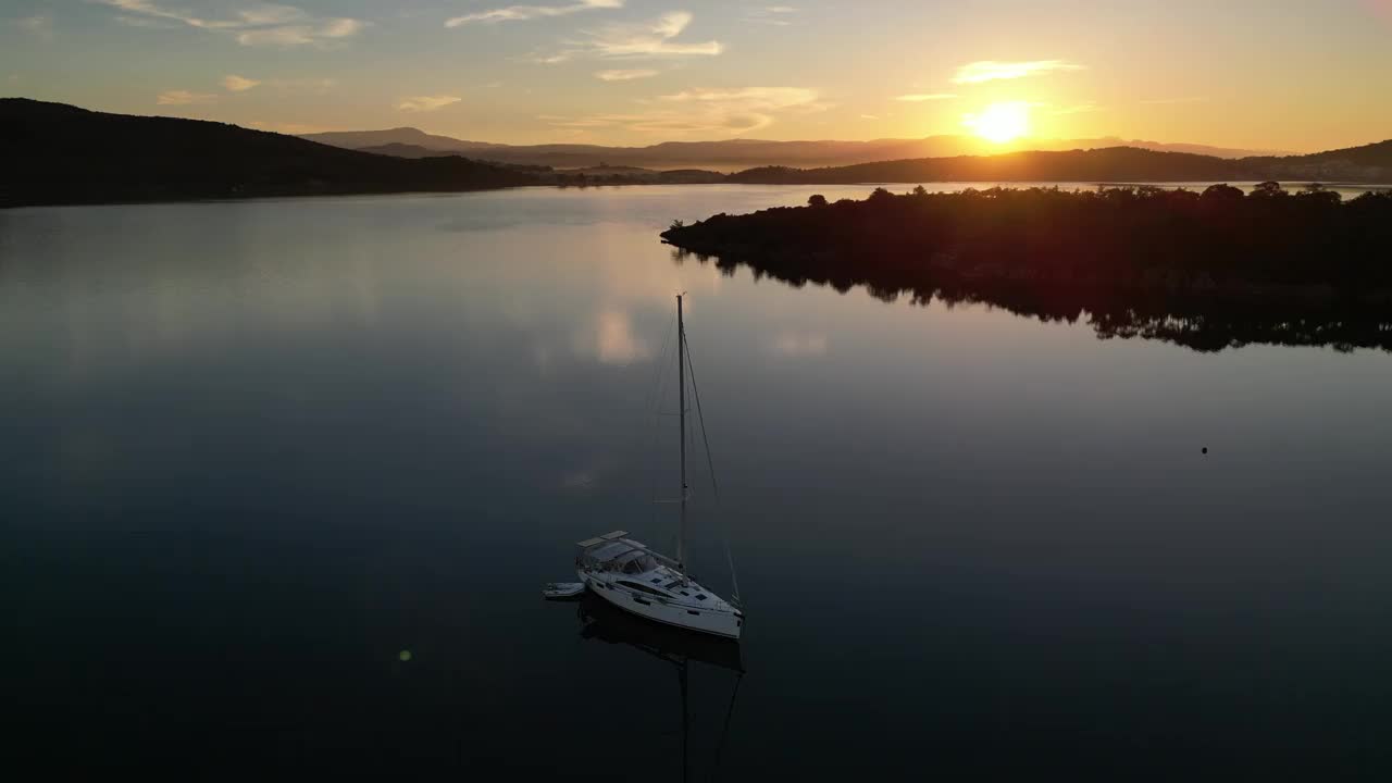 帆船独自停泊在海湾里。股票视频视频下载