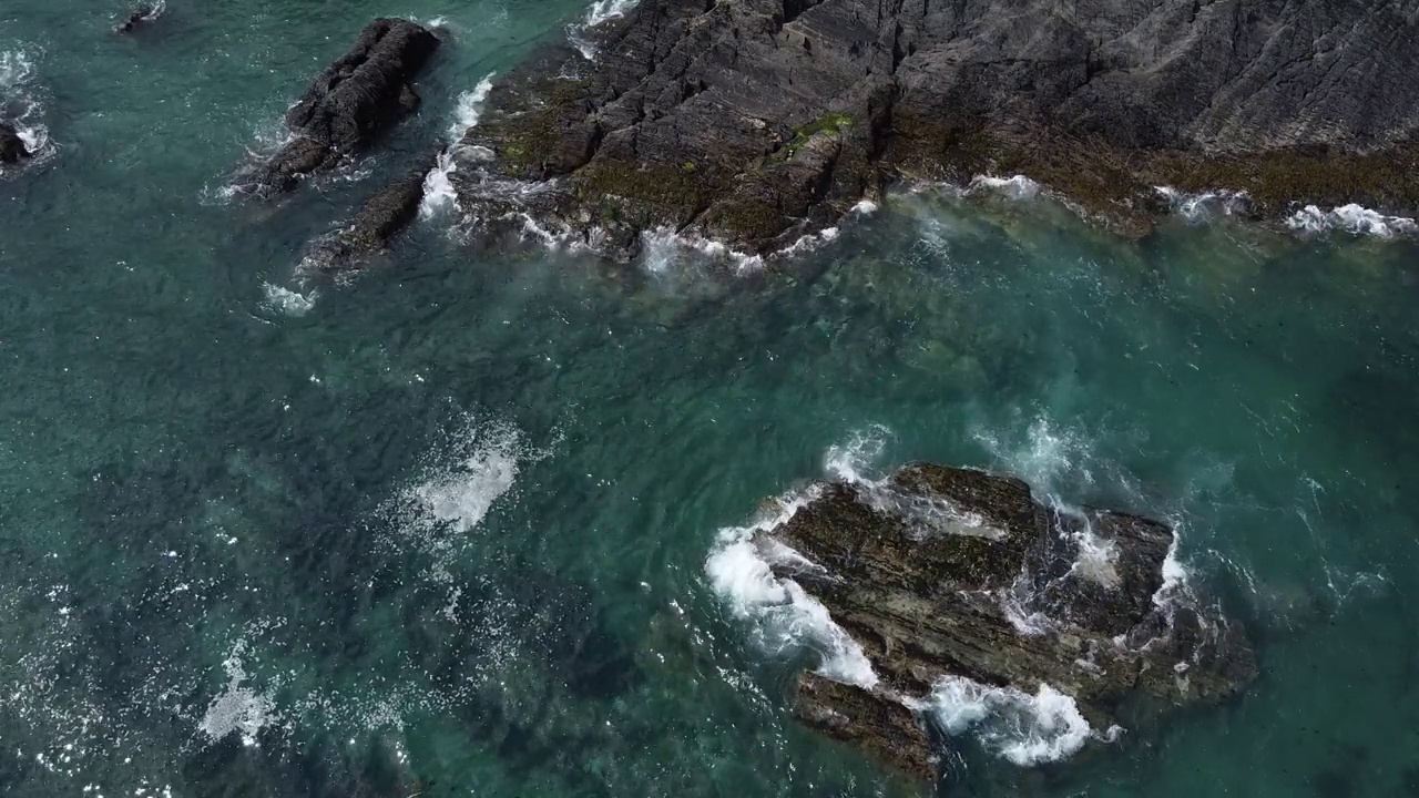 海边美丽的岩石。晴天的海景。爱尔兰科克郡风景如画的海岸。蓝绿色的海水。视频素材